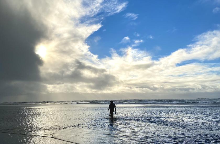 Twin Harbors digging razor clams