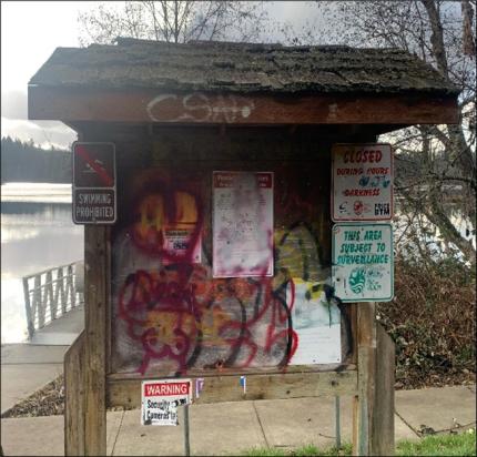 Kapowsin Lake: Kiosk before it was repainted and cleaned up. 