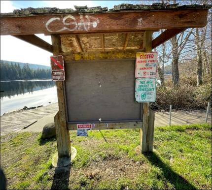 Kapowsin Lake: Kiosk after it was repainted and cleaned up. 