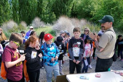 WDFW employee talks with students about wildlife. 